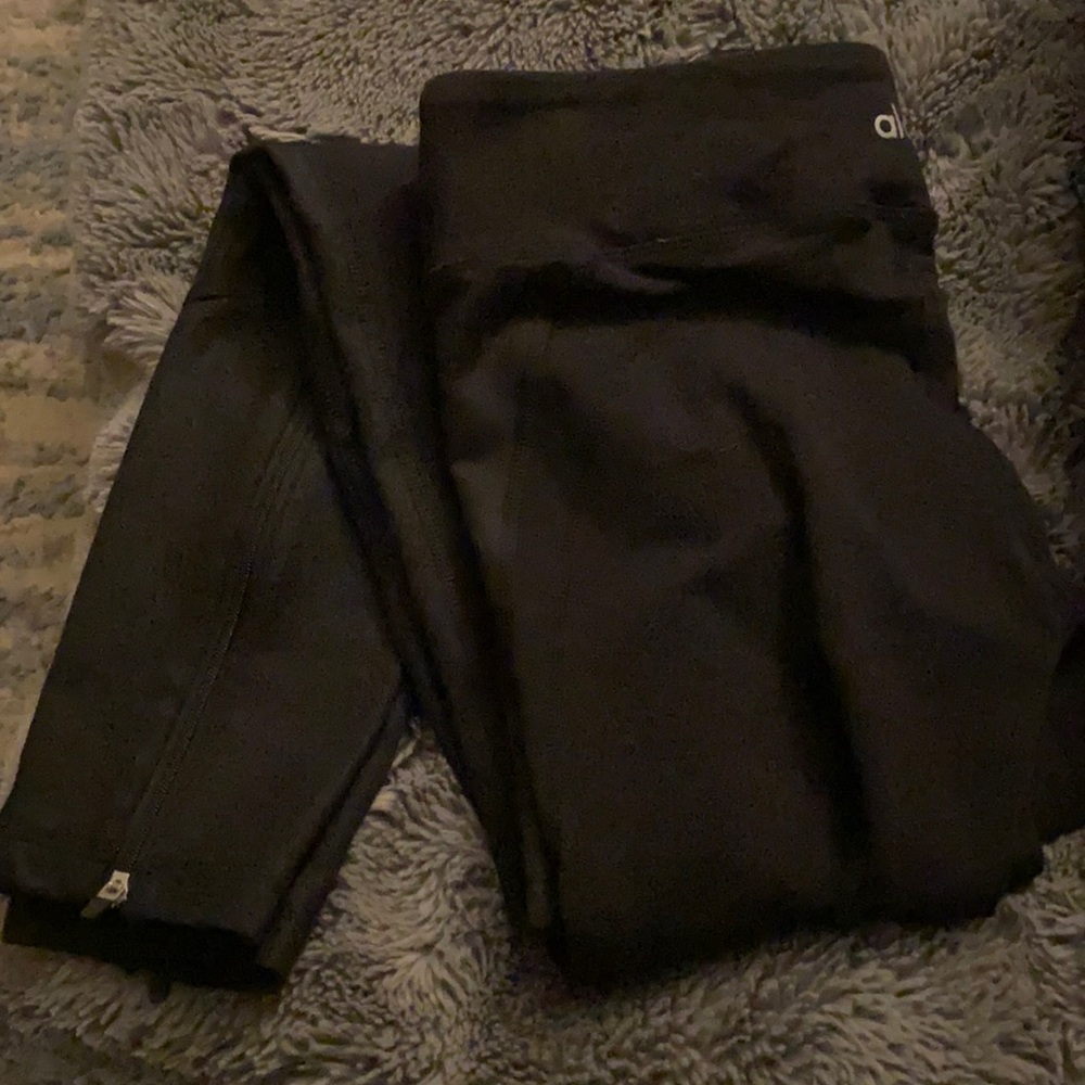 Alo black leggings RN#87370 w zippered ankles